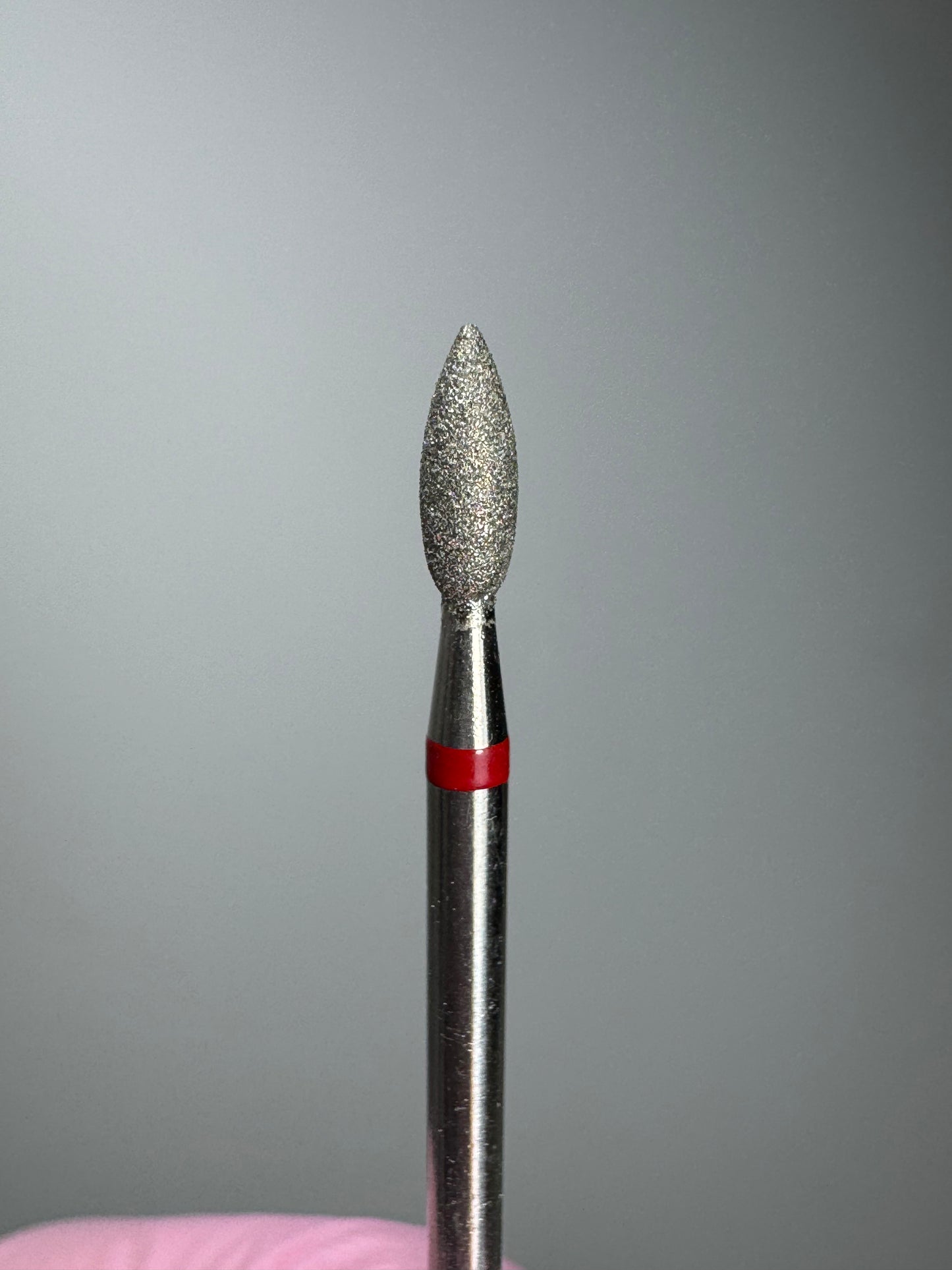 Fresa de diamante forma oliva – grano fino (3 mm x 7 mm) fabricada en Alemania (sin marca), con grano fino (color rojo).