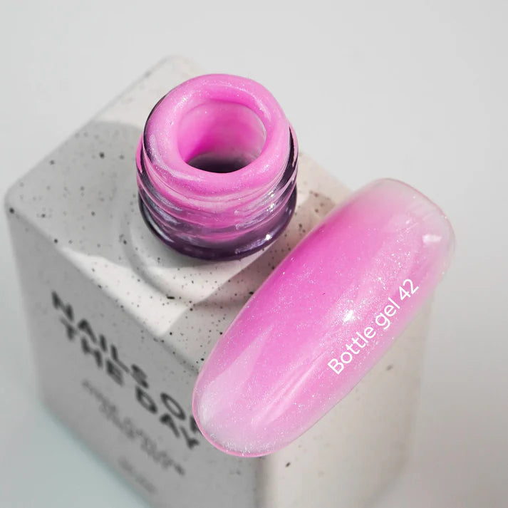 NAILSOFTHEDAY Bottle Gel 42 – gel ultraresistente rosa con efecto brillante para el refuerzo de uñas, 10 ml