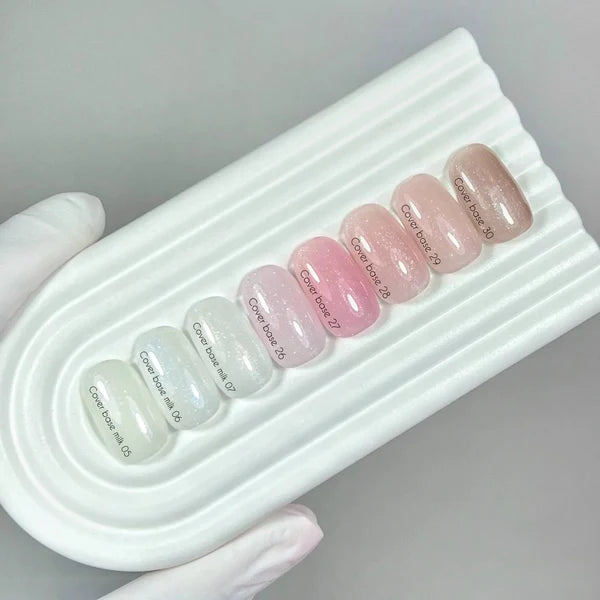 Nailsoftheday Cover base NEW Formula milk 07 — un tono lechoso, semitransparente con brillo dorado que aporta un reflejo cálido dorado, una base de camuflaje para uñas, 10 ml
