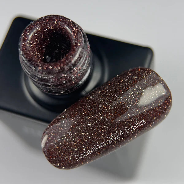 NAILSOFTHEDAY Color of the Month — Diciembre 2024 Basilisk: un profundo tono marrón reflectante, 10 ml