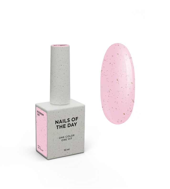 NAILSOFTHEDAY Gel Polish Blossom — esmalte semipermanente rosa suave con pan de oro, cubre en una sola capa, 10 ml.
