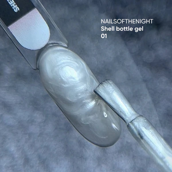 NAILSOFTHENIGHT Shell bottle gel 01 — gel líquido ultrafuerte con función autonivelante y efecto perla para uñas, 10 ml