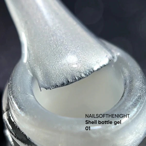 NAILSOFTHENIGHT Shell bottle gel 01 — gel líquido ultrafuerte con función autonivelante y efecto perla para uñas, 10 ml