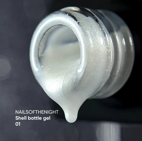 NAILSOFTHENIGHT Shell bottle gel 01 — gel líquido ultrafuerte con función autonivelante y efecto perla para uñas, 10 ml