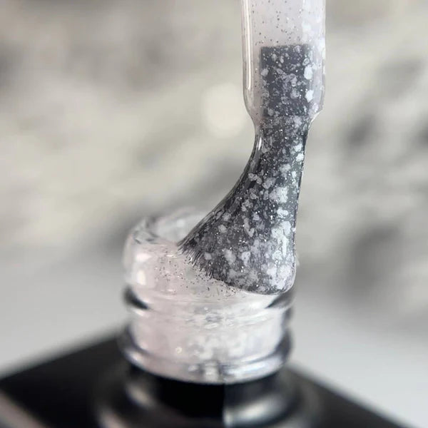 NAILSOFTHEDAY Potal base 33 — base semitransparente con destellos blancos y reflejos plateados finos, 10 ml