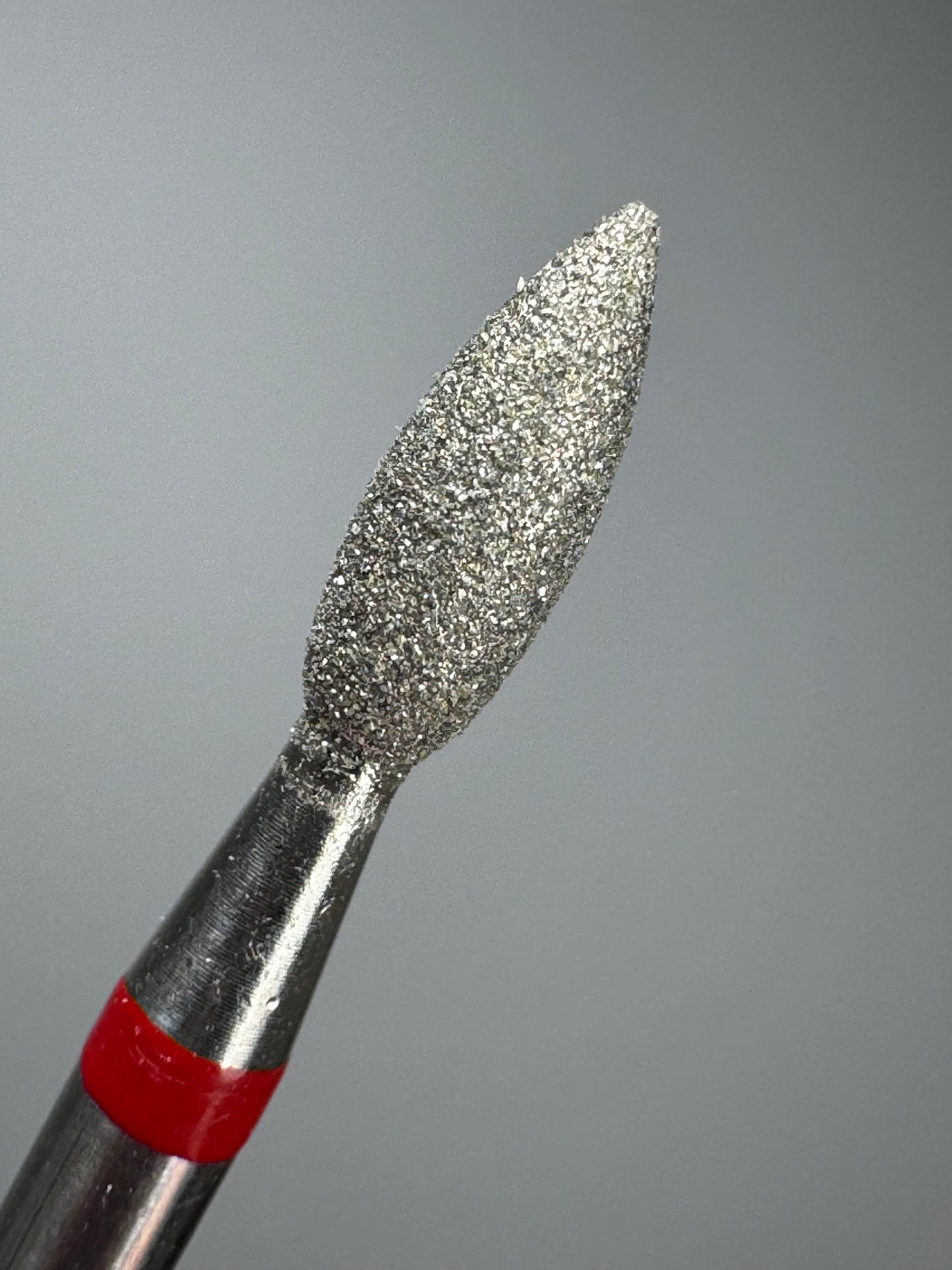 Fresa de diamante forma oliva – grano fino (3 mm x 7 mm) fabricada en Alemania (sin marca), con grano fino (color rojo).