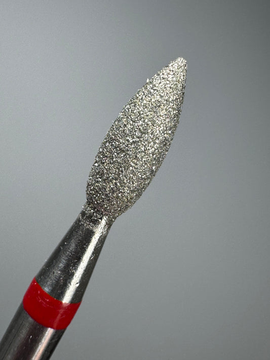 Fresa de diamante forma oliva – grano fino (3 mm x 7 mm) fabricada en Alemania (sin marca), con grano fino (color rojo).