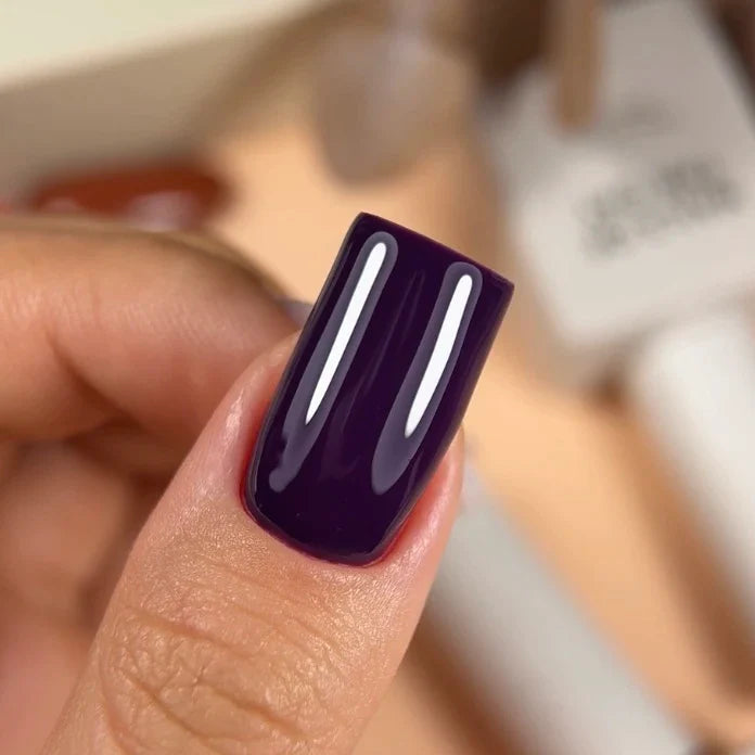 NAILSOFTHEDAY Gel Polish Amethyst — esmalte semipermanente en tono púrpura amatista oscuro con cobertura completa en una sola capa. 10 ml.