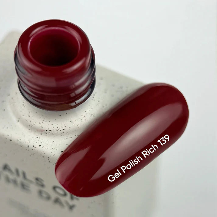 NAILSOFTHEDAY Gel Polish Rich — esmalte semipermanente rojo intenso con cobertura completa en una sola capa. 10 ml.