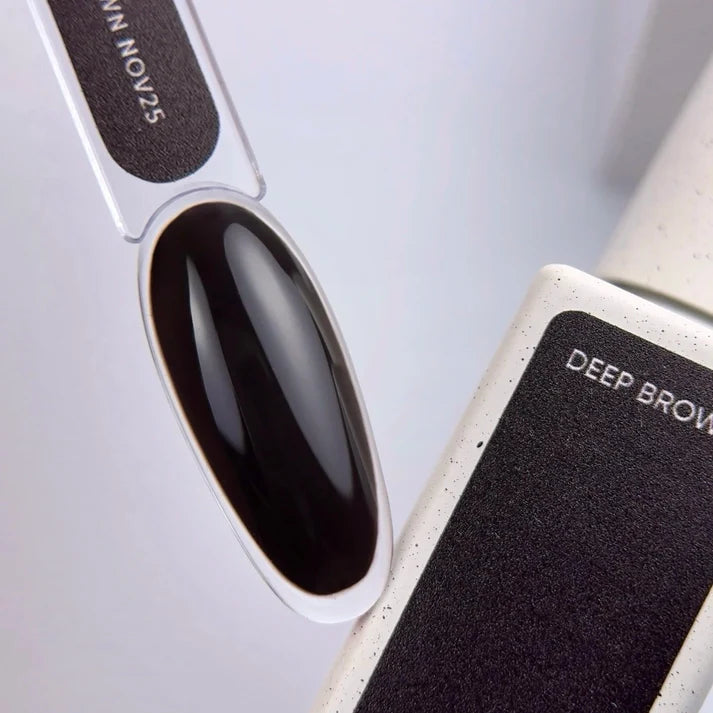 NAILSOFTHEDAY Color of the Month Noviembre 2025 — Deep Brown: tono marrón profundo con matiz de chocolate, cubre en una sola capa, 10 ml.