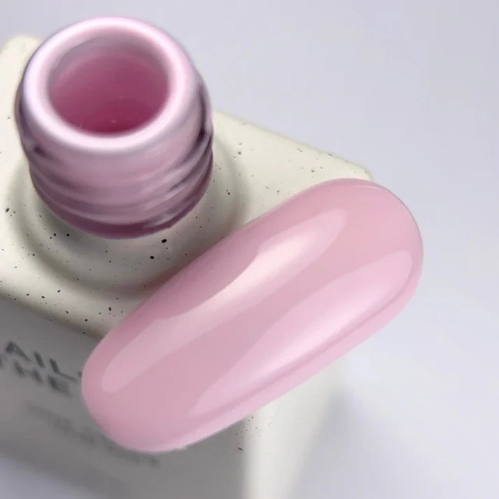NAILSOFTHEDAY Color del Mes Febrero 2026 Blush — tono rosa pastel, cobertura completa en una sola capa, 10 ml