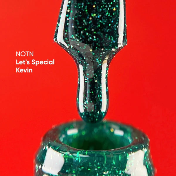 NAILSOFTHENIGHT Let's Special Kevin: esmalte semipermanente verde oscuro que refleja la luz y cubre en una capa, 10 ml