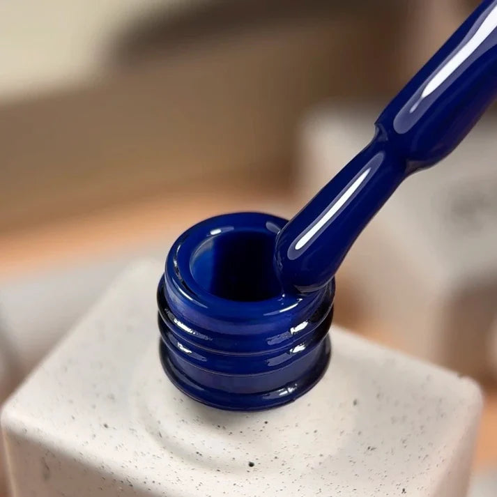 NAILSOFTHEDAY Gel Polish Indigo — esmalte semipermanente azul índigo intenso con cobertura completa en una sola capa. 10 ml.