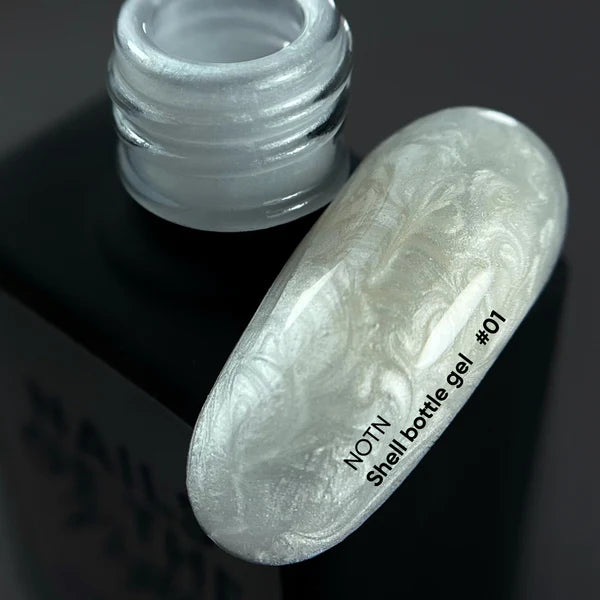 NAILSOFTHENIGHT Shell bottle gel 01 — gel líquido ultrafuerte con función autonivelante y efecto perla para uñas, 10 ml