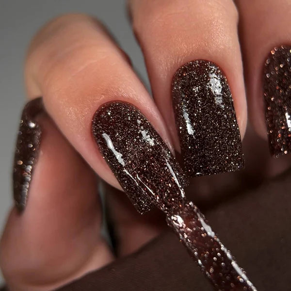NAILSOFTHEDAY Color of the Month — Diciembre 2024 Basilisk: un profundo tono marrón reflectante, 10 ml