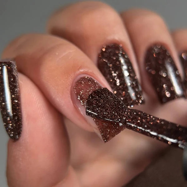 NAILSOFTHEDAY Color of the Month — Diciembre 2024 Basilisk: un profundo tono marrón reflectante, 10 ml