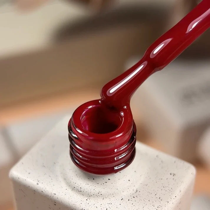 NAILSOFTHEDAY Gel Polish Rich — esmalte semipermanente rojo intenso con cobertura completa en una sola capa. 10 ml.