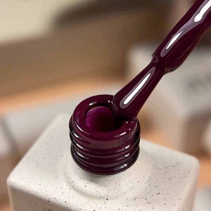 NAILSOFTHEDAY Gel Polish Wine — esmalte semipermanente en tono vino uva con cobertura completa en una sola capa. 10 ml.